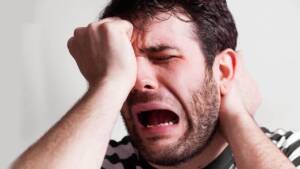 Homem triste porque esqueceu algo