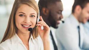 Mulher atendendo telefone (Suporte)