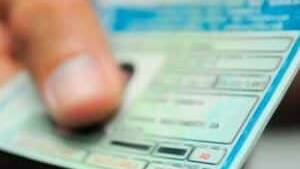 A Uber consulta a CNH dos motoristas