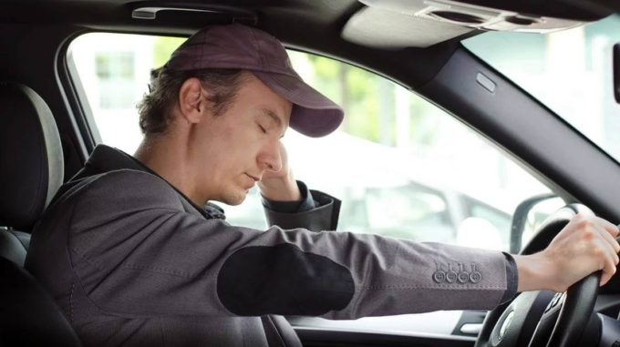 Motorista cansado ao volante