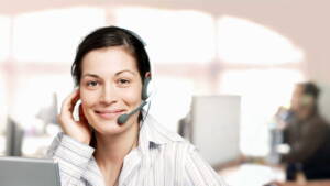 Mulher em atendimento por telefone