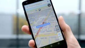 Celular com GPS aberto