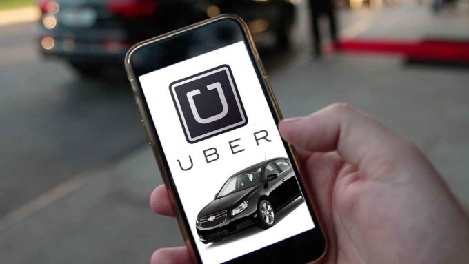 Celular com logo da Uber e carro