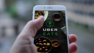 Celular com Uber EATS aberto