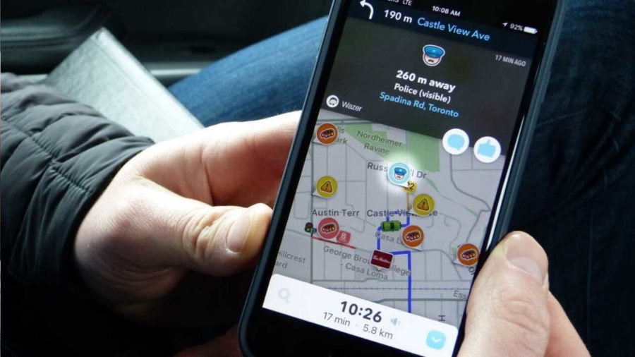 Celular com Waze aberto