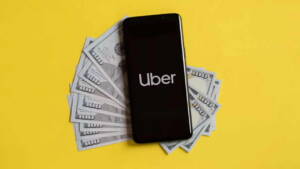 Celular em cima de notas de dinheiro