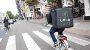 Entregador UberEATS de bicicleta