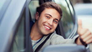 Jovem dirigindo