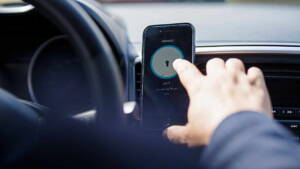 Motorista aceitando viagem Uber