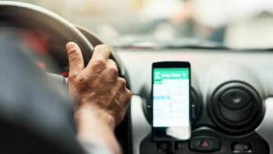 Motorista com GPS aberto no celular