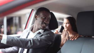 Motorista transportando passageira no Uber