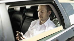 Passageiro no banco de trás do carro