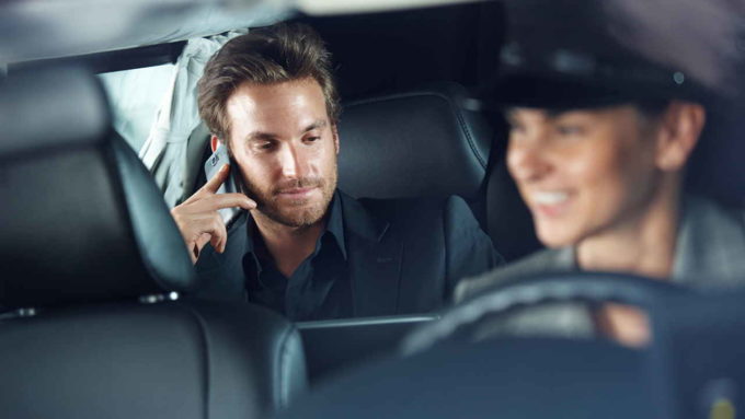 Passageiro usando telefone