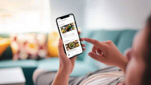 Pessoa escolhendo pedido no Uber EATS