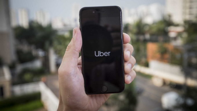 Celular com app Uber aberto