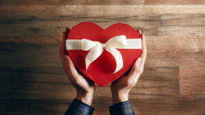 Pessoa segurando uma caixa de presente