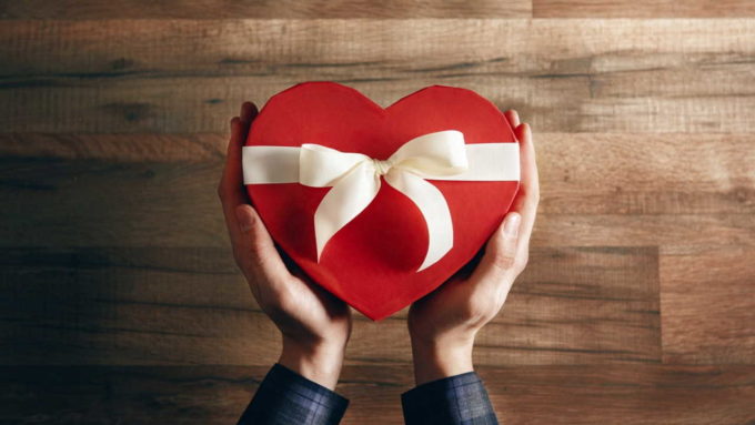 Pessoa segurando uma caixa de presente