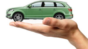 Pessoa segurando carro na mão