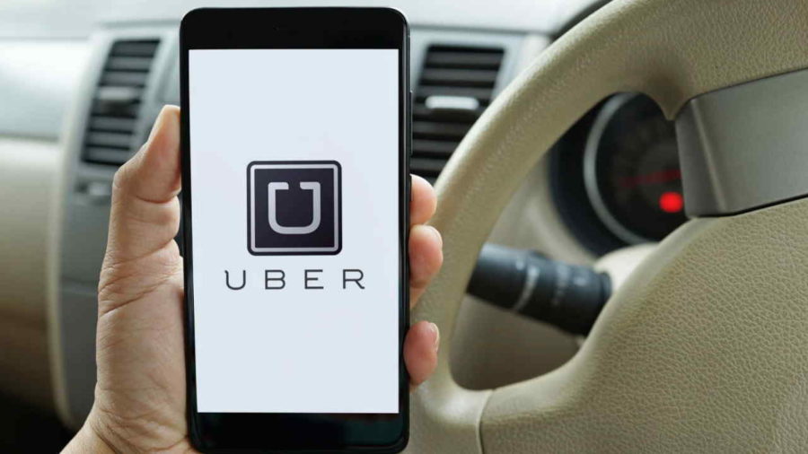 Celular com logo do Uber aberto