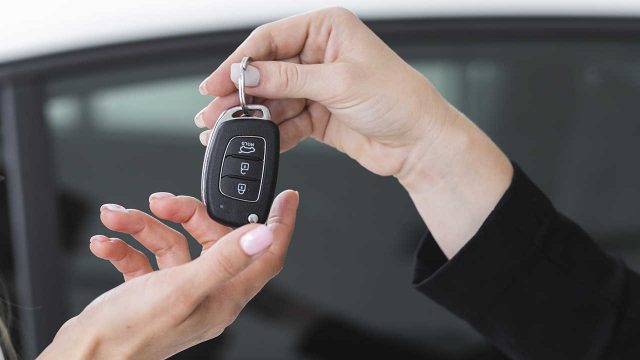 Entregando a chave do carro novo