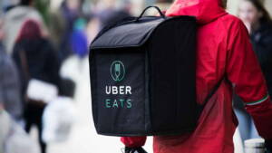 Entregador Uber EATS com bolsa nas costas