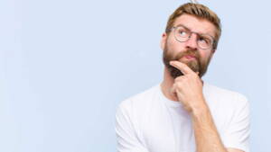 Homem pensativo e em dúvida