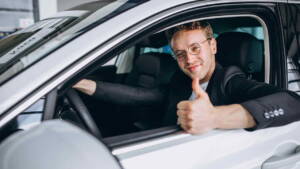 Motorista acenando de dentro do carro