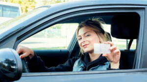 Motorista segurando documento