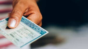 Segurando CNH na mão