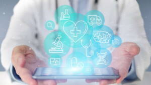 Segurando celular com ícones de saúde