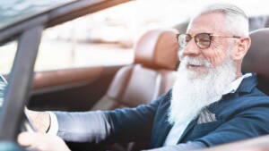 Senhor dentro de carro conversível