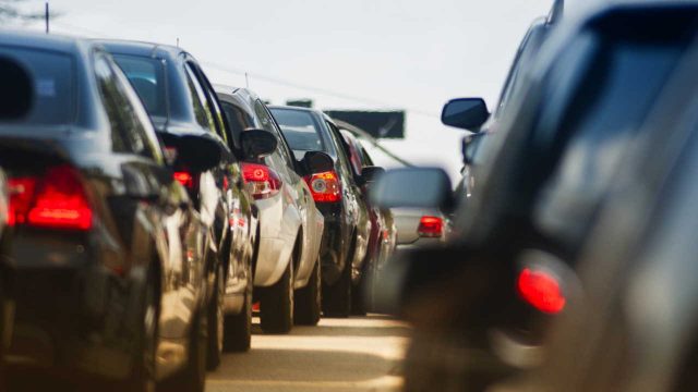 Veículos parados em congestionamento