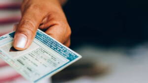 Pessoa segurando uma CNH