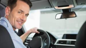 Motorista de aplicativo sorrindo