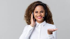 Mulher fazendo atendimento por telefone