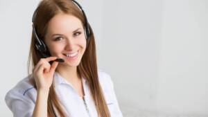 Mulher realizando atendimento por telefone