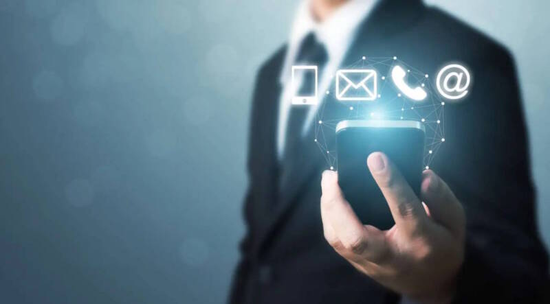 Homem segurando celular com ícones de aplicativos abertos